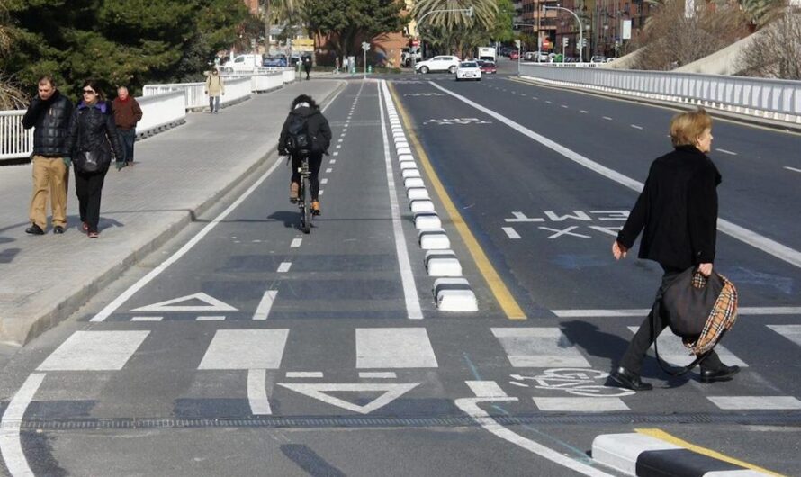 ¡Evita accidentes: concienciación sobre el uso de carriles bici y los peatones!