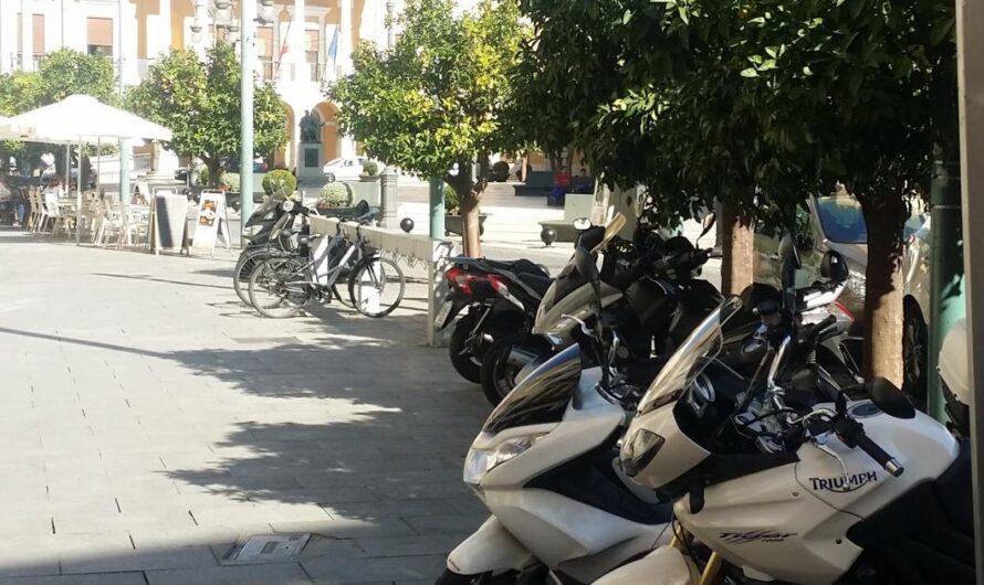 «Un mejor tráfico y aparcamiento en Badajoz: La petición de los vecinos para permitir el estacionamiento de motocicletas y ciclomotores en aceras de más de 3 metros de anchura».