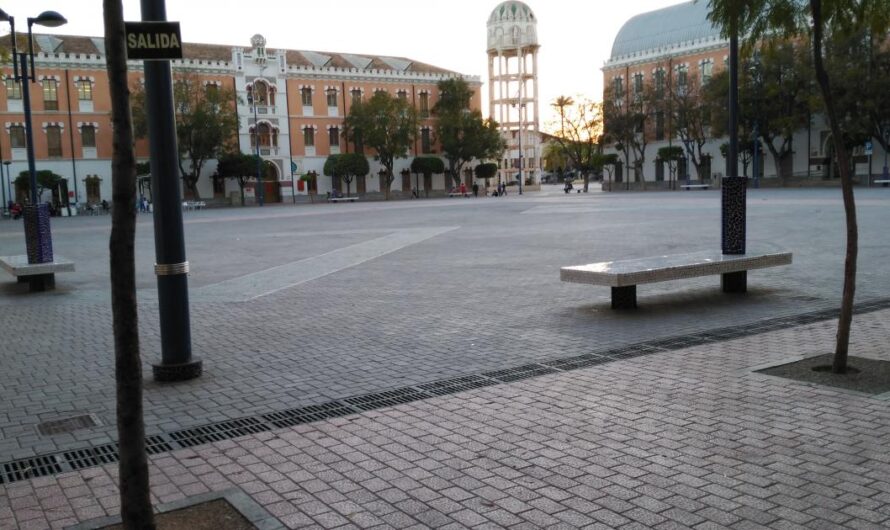 Mejorando la seguridad: El Ayuntamiento de Murcia prepara la acondicionación de la Plaza del Cuartel de Artillería para que los niños jueguen al fútbol con tranquilidad